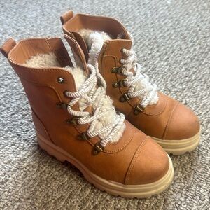 Girls tan furry boots